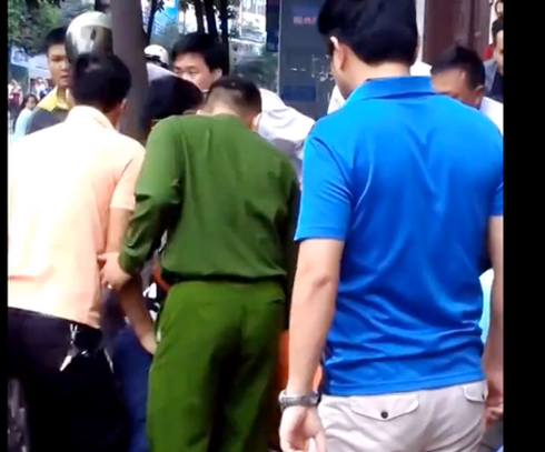 Xông vào trụ sở Công an TP. Uông Bí chém người, cướp súng - ảnh 1