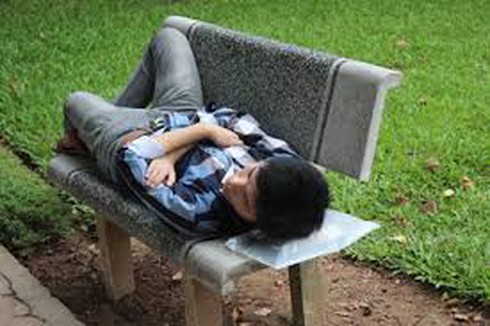 Ngủ quên trên ghế đá, mất tiền vàng - ảnh 1