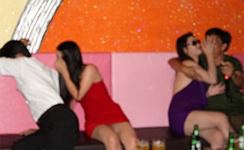 Vĩnh Long: Bắt quả tang ổ mại dâm trá hình - ảnh 1