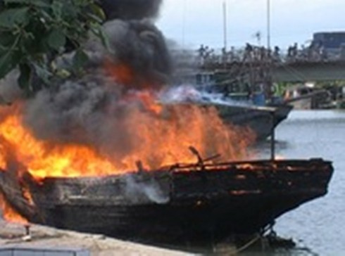 Nổ tàu chở dầu, một người chết và 4 người bị thương - ảnh 1