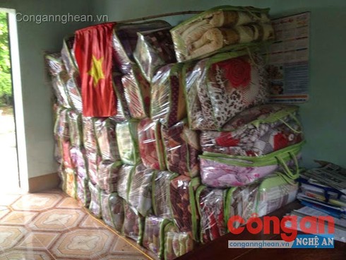 Giấu kín chăn ấm phát cho người nghèo trong kho UBND xã - ảnh 1