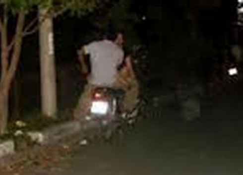 Ngồi chơi với bạn gái, bị trai làng chém trọng thương - ảnh 1