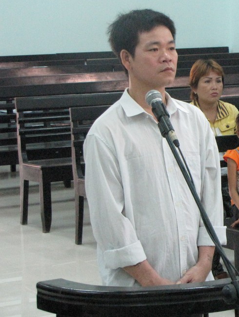 Giả vờ bắt chấy để làm trò đồi bại với bé gái - ảnh 2