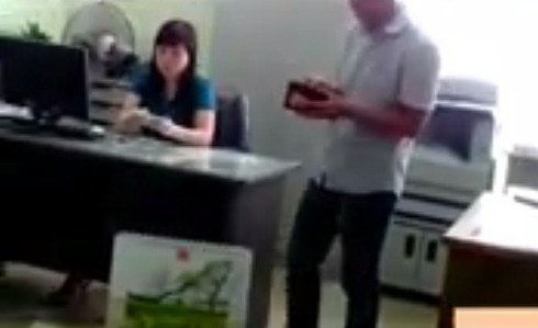 Video: Cán bộ Bộ Công Thương nhận tiền lót tay công khai tại trụ sở? - ảnh 1