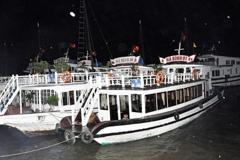 Hạ Long: 2 tàu du lịch bị dông, lốc đánh chìm - ảnh 1