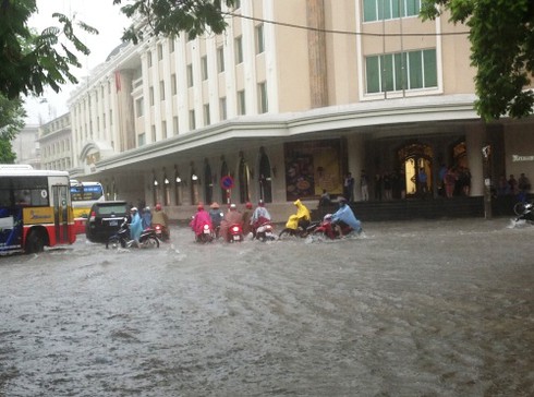 Vùng áp thấp gây mưa lớn diện rộng Bắc Bộ, Hà Nội nguy cơ ngập lụt - ảnh 1