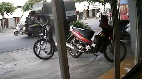Vào trụ sở công an để… trộm xe đạp! - ảnh 1