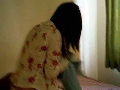 Vợ suy sụp vì chồng vào nhà nghỉ với chị họ 14 tuổi - ảnh 1