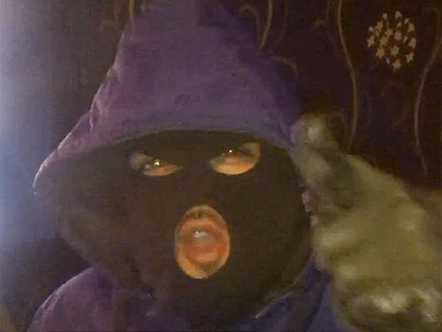 Đang bịt mặt ăn cướp... còn gọi tên nhau! - ảnh 1