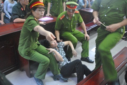 Xử án ma túy lớn nhất Thanh Hóa: Bị cáo ngất khi nghe hình phạt - ảnh 1