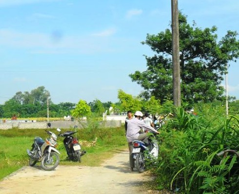 Hoảng hốt khi phát hiện thi thể nam giới nằm ngửa gần nghĩa trang - ảnh 1