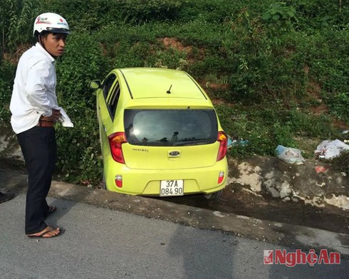 Tai nạn hy hữu: Đứng bên đường vẫn bị ô tô tông trọng thương - ảnh 1