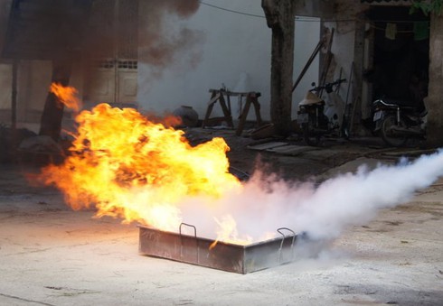 Xin tiền mẹ không được, ôm quần áo ra đốt - ảnh 1