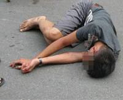 Chém người ngất tại chỗ còn hăm dọa không cho ai cứu giúp - ảnh 1