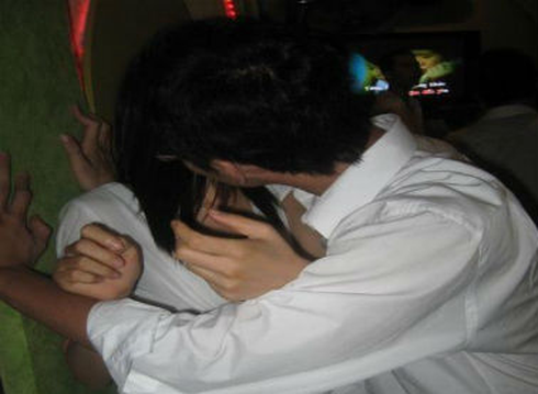 Về phòng khách sạn, phát hiện con gái nuôi và bạn trai đang