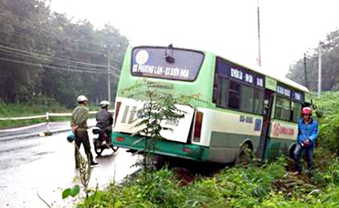 Xe ben đụng xe buýt văng xuống lề, 6 người nhập viện - ảnh 1
