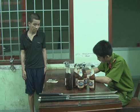 Mang mã tấu và bom xăng đi gây án... gặp công an - ảnh 1
