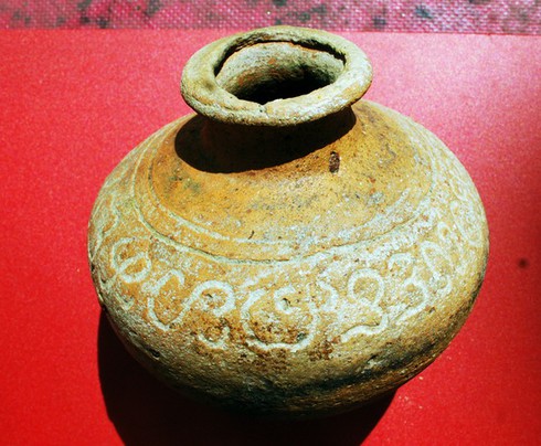 Chiếc bình gốm Chăm cực hiếm có minh văn - ảnh 1