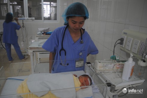 Hi hữu: Cứu sống bé gái bị đẻ rơi vào bồn cầu - ảnh 2