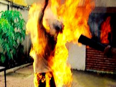 Đang làm rõ nguyên nhân một thanh niên tự thiêu - ảnh 1