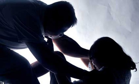 Dụ bạn gái đến chỗ trống cho đồng bọn hiếp dâm - ảnh 1