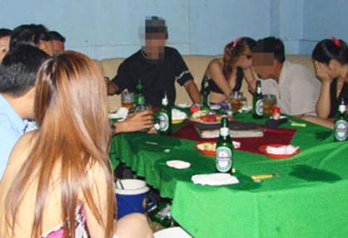 Bắt quả tang 2 tiếp viên múa thoát y tại quán karaoke - ảnh 1