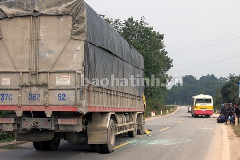 Xe tải đâm xe buýt, gần 20 hành khách may mắn thoát nạn - ảnh 1