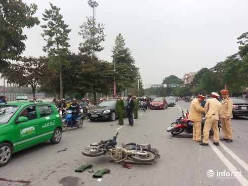 Va chạm xe máy liên hoàn khiến 3 người nhập viện - ảnh 1