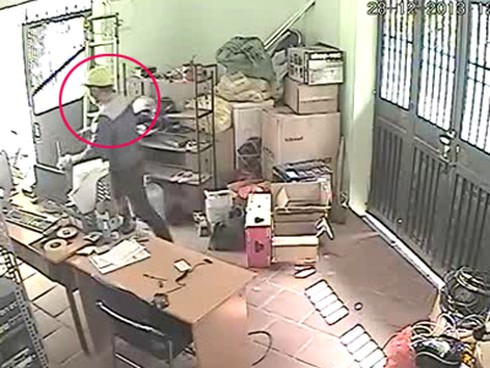 Bị tóm vì tham - ảnh 1