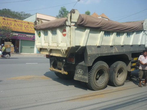 Một phụ nữ bị xe tải ben cán chết sau giờ tan ca - ảnh 1