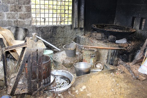 Gom 4 tấn nguyên liệu mỡ bẩn - ảnh 1