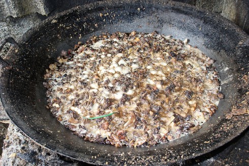 Gom 4 tấn nguyên liệu mỡ bẩn - ảnh 2