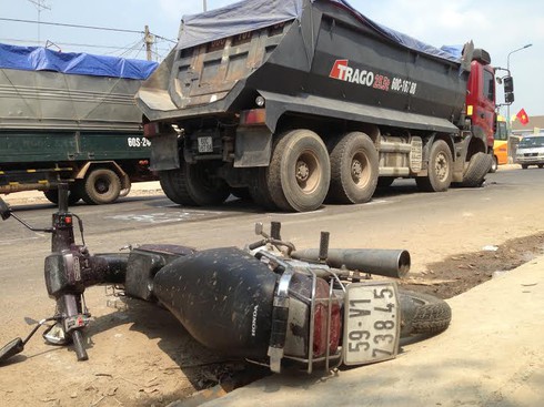 Xe tải nổ lốp đâm vào xe máy, hai người trọng thương - ảnh 1