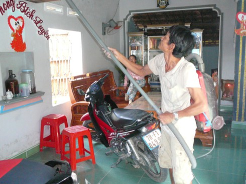 Ông Thiền làm dịch vụ… hút gián nhện trong dịp tết - ảnh 2