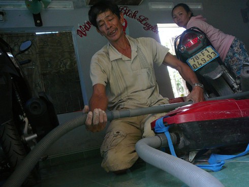 Ông Thiền làm dịch vụ… hút gián nhện trong dịp tết - ảnh 1