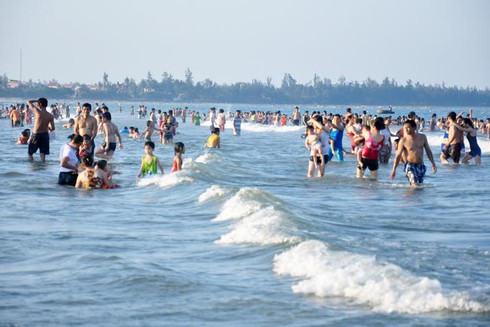 Du xuân tắm biển, 3 học sinh chết đuối - ảnh 1