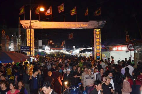 Nhiều phụ nữ ngất xỉu tại chợ Viềng “bán rủi, mua may” - ảnh 1