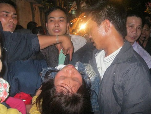 Nhiều phụ nữ ngất xỉu tại chợ Viềng “bán rủi, mua may” - ảnh 9