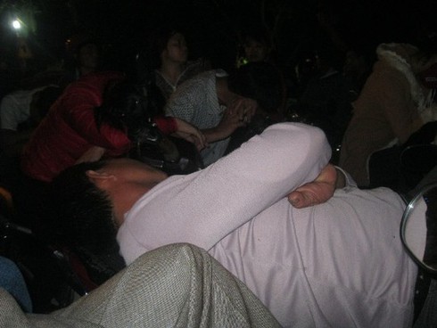 Nhiều phụ nữ ngất xỉu tại chợ Viềng “bán rủi, mua may” - ảnh 11