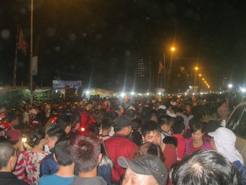 Nhiều phụ nữ ngất xỉu tại chợ Viềng “bán rủi, mua may” - ảnh 2