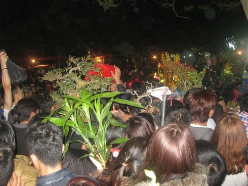 Nhiều phụ nữ ngất xỉu tại chợ Viềng “bán rủi, mua may” - ảnh 3