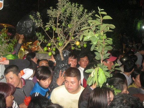 Nhiều phụ nữ ngất xỉu tại chợ Viềng “bán rủi, mua may” - ảnh 4