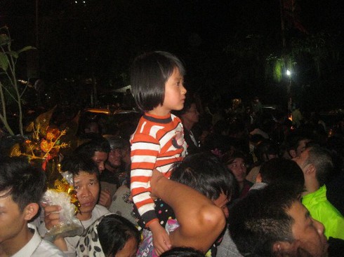 Nhiều phụ nữ ngất xỉu tại chợ Viềng “bán rủi, mua may” - ảnh 6