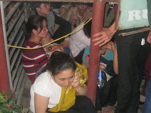 Nhiều phụ nữ ngất xỉu tại chợ Viềng “bán rủi, mua may” - ảnh 7