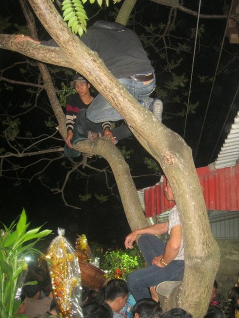 Nhiều phụ nữ ngất xỉu tại chợ Viềng “bán rủi, mua may” - ảnh 8