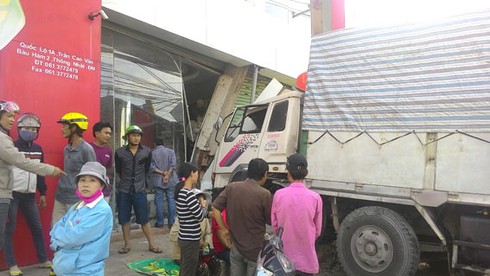 Xe tải mất thắng đâm sập đại lý xe máy - ảnh 1