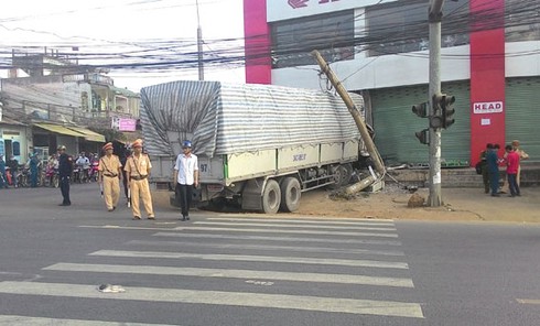 Xe tải mất thắng đâm sập đại lý xe máy - ảnh 2