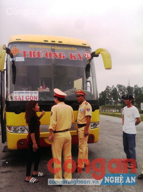 Không chấp hành hiệu lệnh còn lăng mạ CSGT - ảnh 1