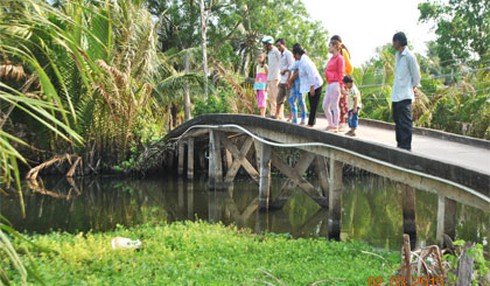 Một học sinh chết thảm do cầu giao thông không an toàn - ảnh 1