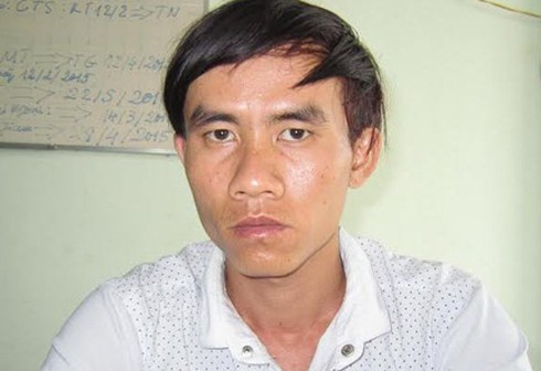 Giận bạn trai, cô gái trẻ đi bộ về thì gặp phải